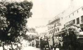 Năm cửa ô đón mừng đoàn quân tiến về