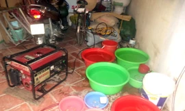 Hàng ngày ông Thái phải đi xin từ xô nước từ hàng xóm về sinh hoạt