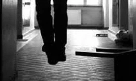 Mẹ siết cổ con rồi treo cổ lên quạt trần