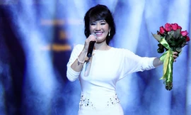 Hồng Nhung kheo eo thon ngỡ ngàng ở tuổi 43