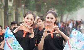 Nguyễn Thị Loan đạp xe quyên góp áo ấm cho trẻ nghèo