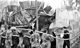 Lửa thiêu rụi lán trại công nhân