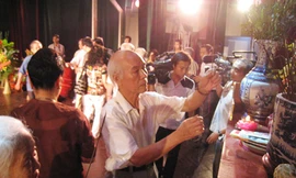 Nghệ sĩ thắp hương tổ nghề sáng 8-9 tại Nhà hát Kim Mã. Ảnh: H.H