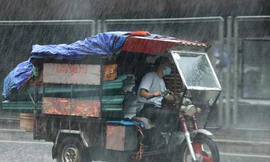 Hà Nội mưa dông trắng trời, nội thành cảnh báo ngập lụt