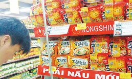 Khách hàng đang chọn mua mì gói Shin Ramyun, Hàn Quốc tại siêu thị Maximark Cộng Hòa (Q.Tân Bình, TP.HCM) chiều 15.6 - ảnh: Thanh Tùng