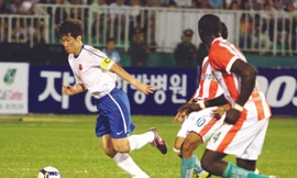 Park Ji Sung trên sân Thống Nhất (TPHCM) ngày 15-6	Ảnh Tường Vũ