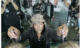 Hai tay hai kéo, nhắm mắt cắt tóc