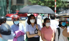  Sĩ tử ‘đội nắng’ tranh suất vào lớp 10 chuyên, phụ huynh ngóng con từng giây từng phút