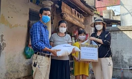 Học sinh nghèo huyện Gia Lâm được tặng quà và thiết bị học tập