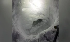 Hang tuyết thiếu niên tự đào để trú ẩn. Ảnh: South Cariboo Search & Rescue.