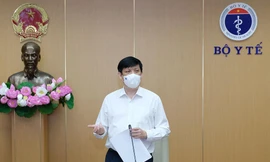 Bộ trưởng Nguyễn Thanh Long thông tin và cho biết trong điều kiện nắng nóng hiện nay, cán bộ nhân viên y tế đã rất vất vả khi lấy mẫu xét nghiệm, tuy nhiên toàn ngành đã nỗ lực, vượt khó để nâng cao năng lực, công suất xét nghiệm, góp phần nhanh chóng khống chế, dập dịch. Ảnh:Trần Minh