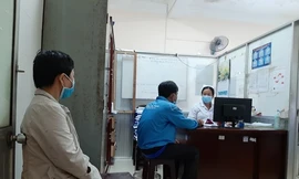 Bệnh nhân nhiễm HIV đến khám định kỳ tại Bệnh viện Đa khoa tỉnh Vĩnh Long. Ảnh: TTKSBT