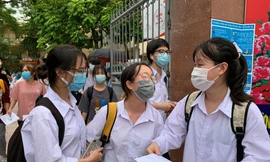 Thí sinh vui vẻ ra khỏi phòng thi môn cuối cùng trong kì thi tốt nghiệp THPT năm nay. Ảnh: Đỗ Hợp