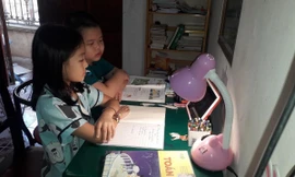 Vì nghẽn mạng, nhiều học sinh không vào được mạng đành sang nhà bạn học cùng nhau. Ảnh: Đỗ Hợp