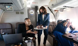 Không lực 2 chở Phó Tổng thống Mỹ sang thăm Việt Nam có gì đặc biệt?