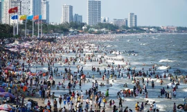 Biển Vũng Tàu đông nghịt người