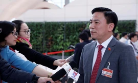 Đồng chí Đỗ Trọng Hưng (Đoàn đại biểu Đảng bộ tỉnh Thanh Hoá) trả lời phỏng vấn của phóng viên các cơ quan thông tấn, báo chí. (Ảnh: TTXVN)