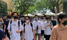 Thí sinh rời điểm thi THCS Giảng Võ. Ảnh: Nguyễn Hà.