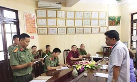 Cơ quan an ninh điều tra, Công an tỉnh Hà Giang đọc lệnh bắt tạm giam Nguyễn Thanh Hoài, cựu trưởng phòng khảo thí và quản lý chất lượng giáo dục, sở GD&ÐT tỉnh Hà Giang. Ảnh: PV ​