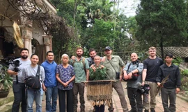 Ðoàn làm phim thăm và phỏng vấn một thợ săn rùa Hoàn Kiếm chuyên nghiệp tại Phú Thọ. Ảnh: Trung Trịnh 