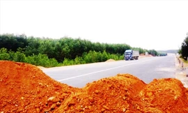 Ðể chặn xe vào đường cao tốc một cách trái phép, chủ đầu tư cho thiết lập hàng rào đất tại điểm đầu và cuối tuyến đường tại TT-Huế và Ðà Nẵng. Ảnh: P.V 