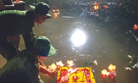 Thả hoa đăng trên sông Thạch Hãn 