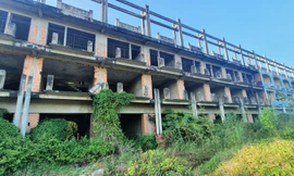 Những công trình trăm tỷ bỏ hoang. Ảnh: Văn Minh 