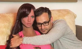 Kỹ sư Sergi Santos và người máy Samantha. Ảnh: New York Post 