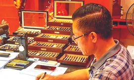 Doanh nhân làm việc bằng bút quí 