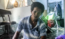 Ông Tô Xuân Hiền may mắn thoát nạn kể lại sự việc. Ảnh: Tr.Ðịnh