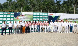 Các golfer và người đẹp tại lễ khai mạc giải. Ảnh: NHƯ Ý