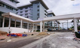 Vẫn ngổn ngang cảnh xây-sửa-đập phá tại bệnh viện Vùng 