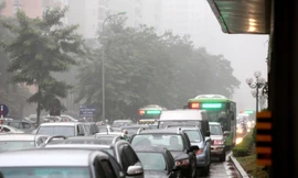 Xe buýt nhanh BRT bị những phương tiện cá nhân khác bủa vây vào giờ cao điểm hằng ngày trên đường Lê Văn Lương - Hà Nội. Ảnh: Ngọc Châu