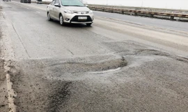 Mặt cầu Thăng Long với những vết nứt xẻ rãnh cắt ngang chằng chịt. Ảnh: T.Ðảng