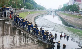 Ô nhiễm trên sông Tô Lịch và kéo dài cả 14 km qua 6 quận, huyện Hà Nội. Ảnh: T.Ðảng