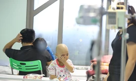 Bệnh nhi bị cúm A nằm phòng cách ly Bệnh viện Nhi T.Ư ngày 19/12. Ảnh: Như Ý 