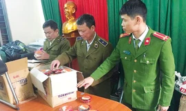 Lực lượng chức năng kiểm tra các sản phẩm ô mai có dấu hiệu giả thương hiệu 