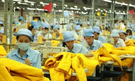 Ðiều người lao động cần là lương tối thiểu phải đáp ứng mức sống tối thiểu. Ảnh: Phạm Thanh