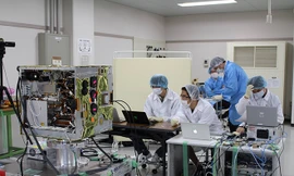 Đội ngũ kỹ sư Việt Nam tham gia tích hợp vệ tinh MicroDragon tại Nhật Bản