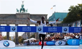 Kipchoge trước thời điểm cán đích Berlin Marathon 2018 và lập nên kỷ lục thế giới mới 