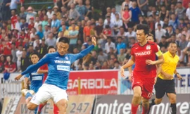 Mạc Hồng Quân (trái) được gọi trở lại đội tuyển Việt Nam sau gần 2 năm vắng bóng. Ảnh: VSI