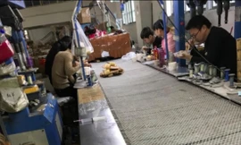 Lao động “chui” làm việc trong một xưởng sản xuất dép ở Trung Quốc (ảnh do lao động cung cấp)