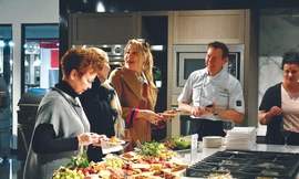 Christopher giới thiệu món ăn với thực khách 