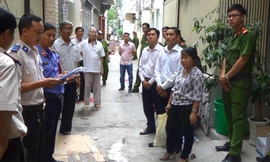 Cơ quan THADS TPHCM trong một lần tống đạt quyết định thi hành án. Ảnh: Huy Thịnh 