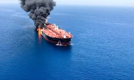 Hình ảnh tàu dầu cháy trên vịnh Oman. Ảnh: Reuters