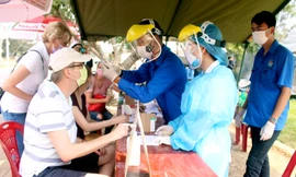 Các bạn trẻ Ðà Nẵng hỗ trợ lực lượng công an và y tế tại các điểm chốt ở cửa ngõ của TP Ðà Nẵng. Ảnh: Giang Thanh