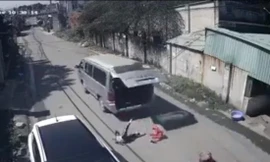 Học sinh rơi từ trên xe xuống đường. Ảnh cắt từ clip