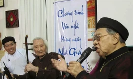 GS-TS Trần Văn Khê đang cùng Nhạc sư Nguyễn Vĩnh Bảo tham gia giới thiệu âm nhạc dân tộc 