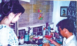 Kỷ niệm nhỏ với tác giả “Sang sông”, “Những ngọn gió Hua Tát”… tại nhà riêng của họa sĩ Lưu Công Nhân ở Tam Ðảo - thập kỷ đầu 90 thế kỷ trước. Ảnh: Tư liệu DPV 