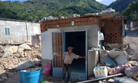 Người dân thôn Thành Phát, xã Phước Ðồng, TP Nha Trang về lại vùng sạt lở núi xây nhà trái phép. Ảnh: V.C